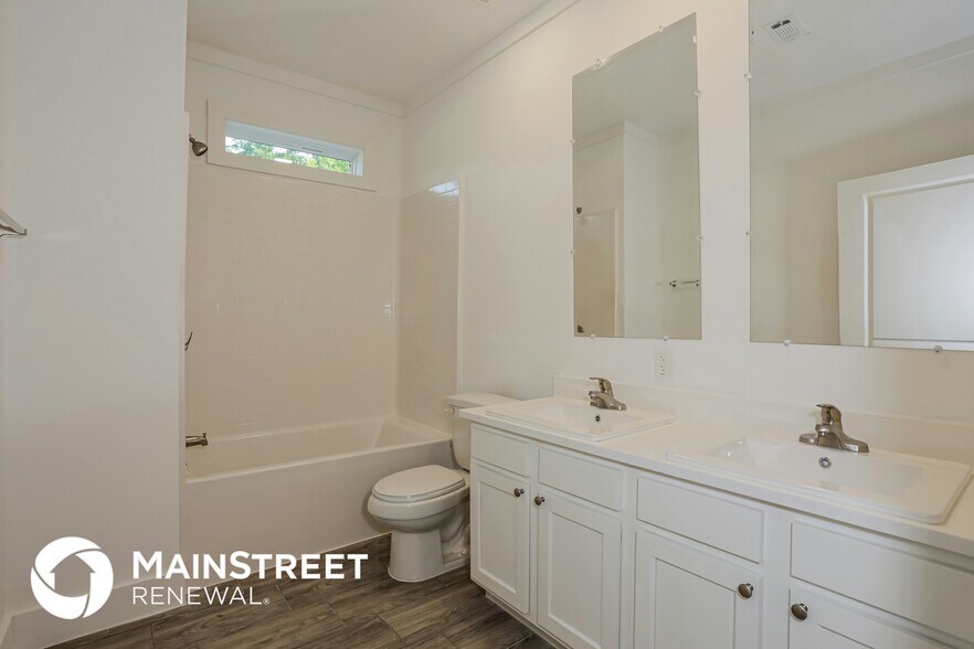 Building Photo - 4330 Fernwood Ave