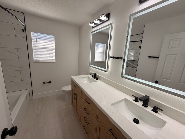 Building Photo - 1042 Ballyshannon Pky