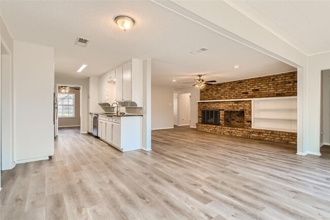 Building Photo - ? Modern 3-Bedroom Bedford Home with Spacious Layout ?