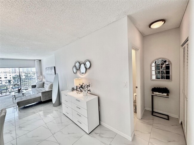 Building Photo - 500 Bayview Dr