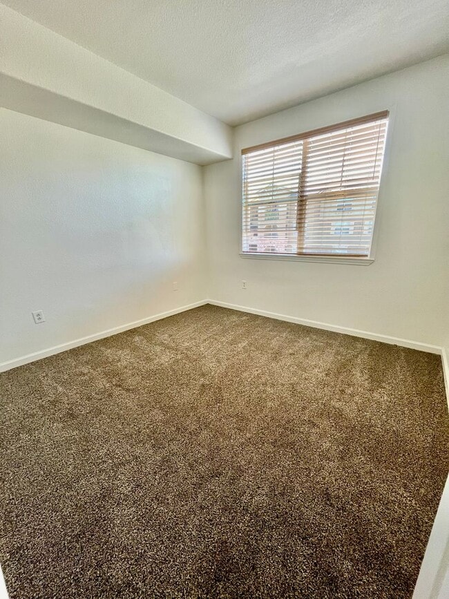 Building Photo - Remodeled 2 Bedroom, 2 bathroom Condo in W...