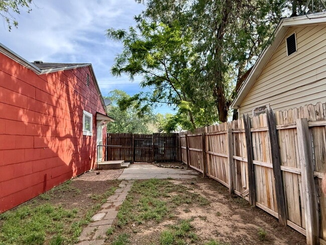 Building Photo - 2405 22nd Pl