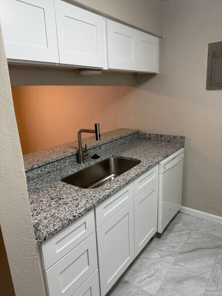 Building Photo - 5630 Boca Raton Blvd
