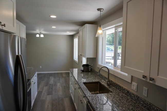 Kitchen - 435 S Oak St