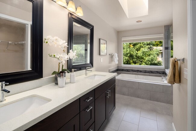 Building Photo - Beautiful home with 5 beds, 3.5 baths for ...