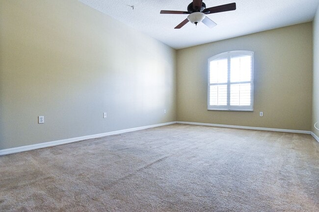 Building Photo - Beautiful 3 Bedroom 2.5 Bath 2 Story Key W...