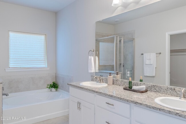 Building Photo - 400 Eastwood Dr