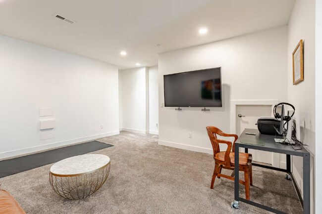 Building Photo - 2824 W Parkside Pl