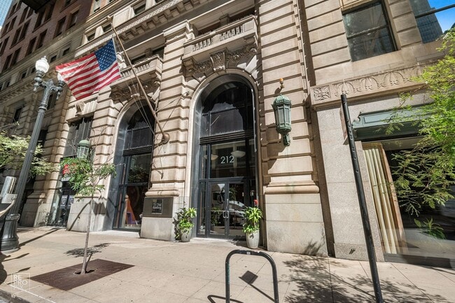 Primary Photo - Modern Living Right in the Loop and Free P...
