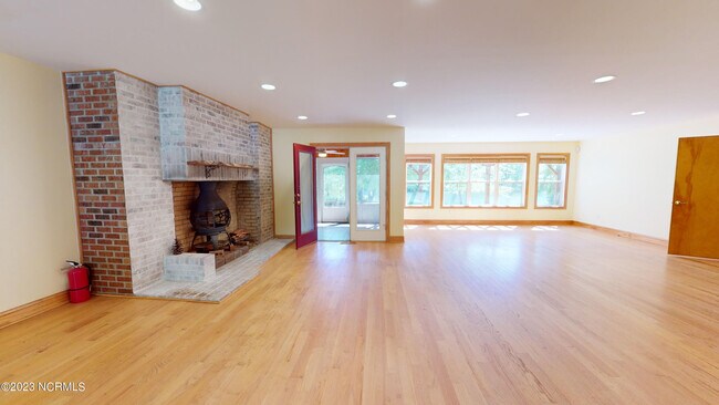 Building Photo - 245 Lakeside Dr