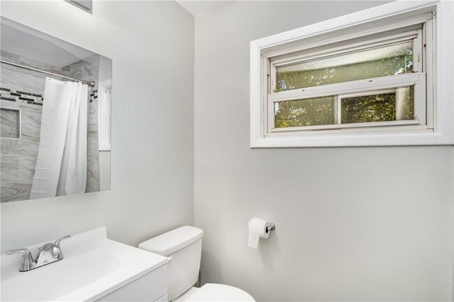 Building Photo - 2563 Beverly Hills Dr