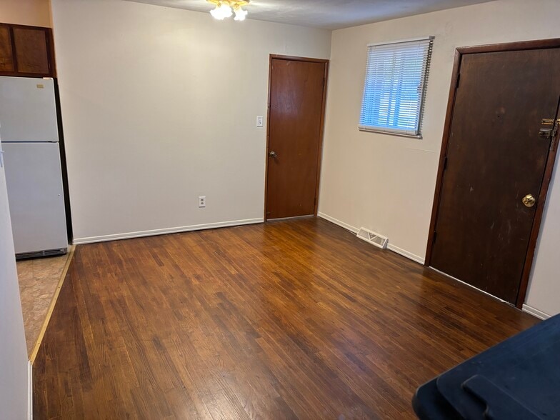 Family Room - 2454 S Old Highway 141