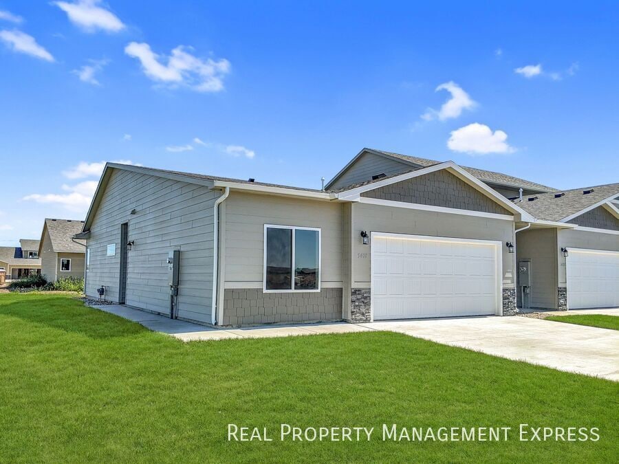 Building Photo - 2 Bedroom 2 Bathroom Townhome w/ Attached Garage