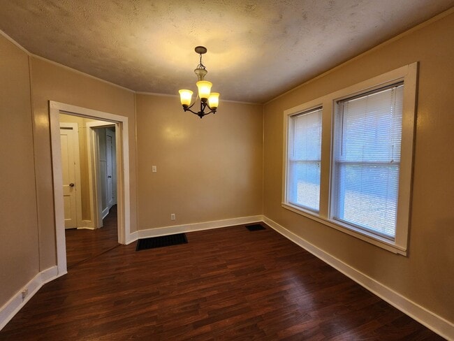 Building Photo - 3 Bedrooms, 1.5 Bath Brick Bungalow with Basement & Large Yard.  Close to UofL.