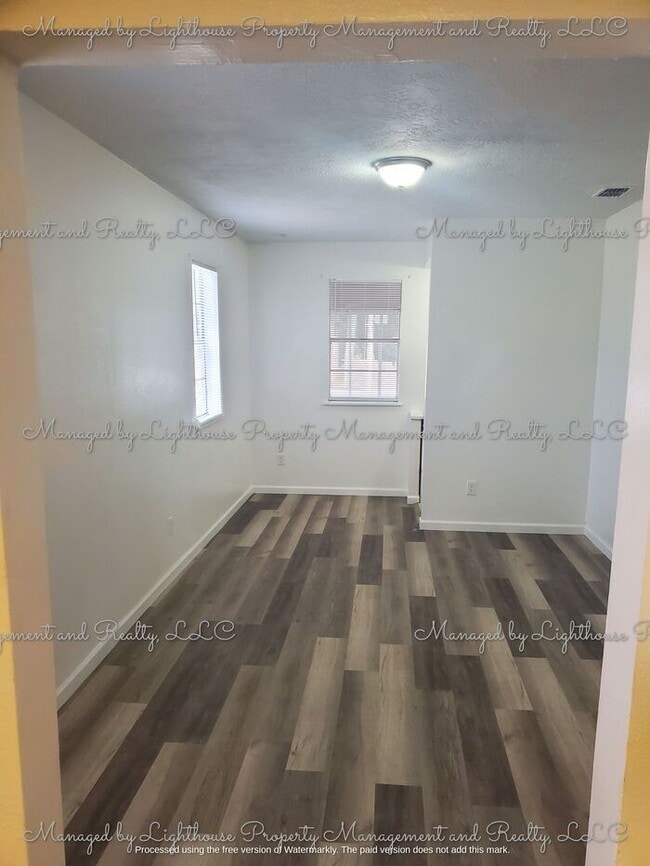 Building Photo - 2 Bedroom / 2 Bathroom Home in Historic Springfield ? Huge Fenced Yard