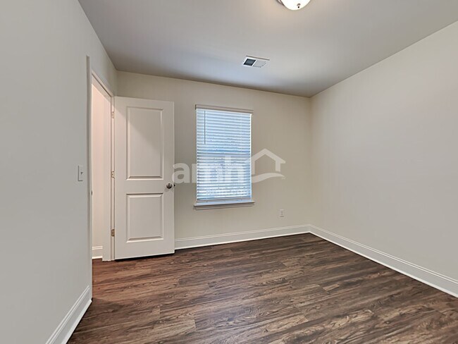 Building Photo - 610 W Lionel Rd