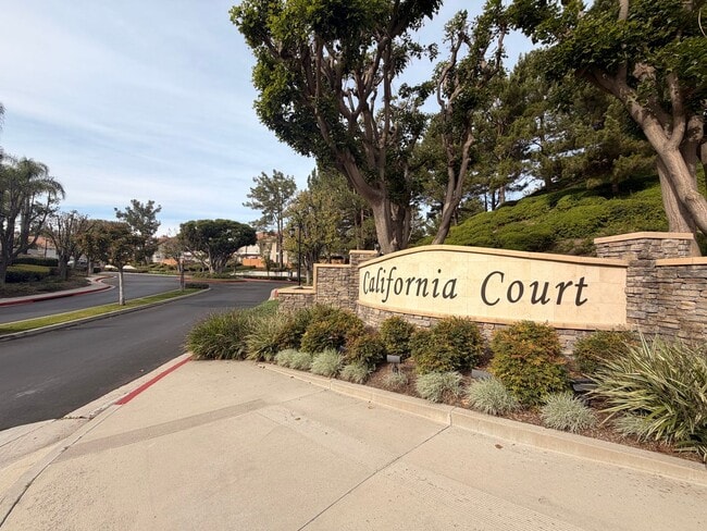 Building Photo - Very Spacious 1 Bed, 1 Bath Condo in Mission Viejo For Rent-In Unit Laundry and Attached Garage