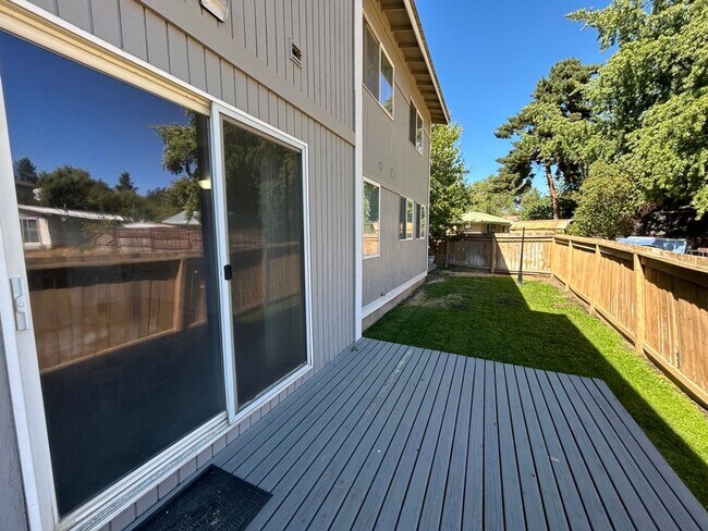 Building Photo - 1308 N Brooklane St