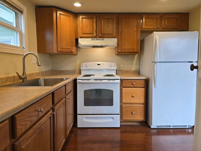 Building Photo - One Bedroom Duplex with Fenced Yard