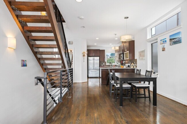 Building Photo - 3Bd/3Ba Seattle Townhome
