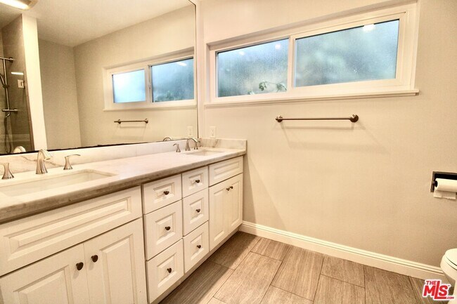 Building Photo - 5415 Coldwater Canyon Ave