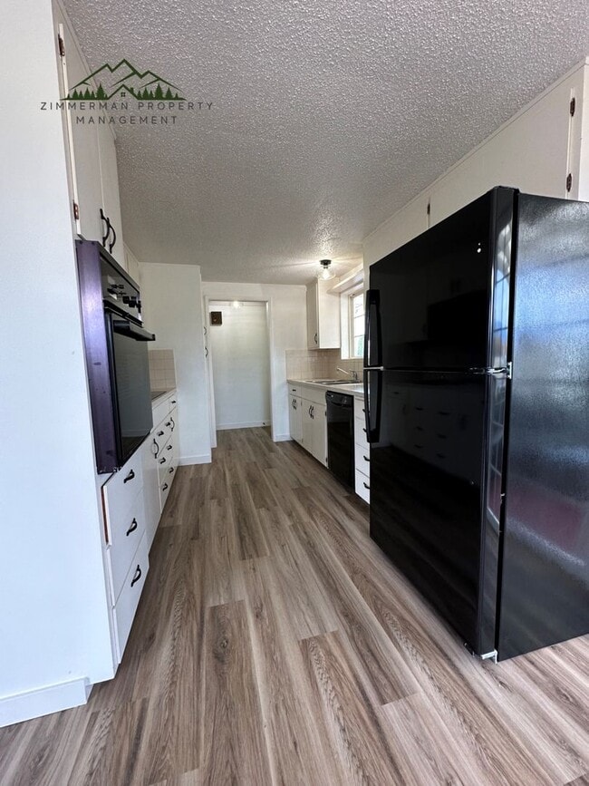 Building Photo - 32513-32515 Coburg Bottom Loop Rd