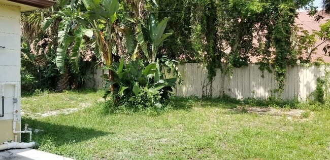 Building Photo - Charming 2/1 Single Family Home with large...