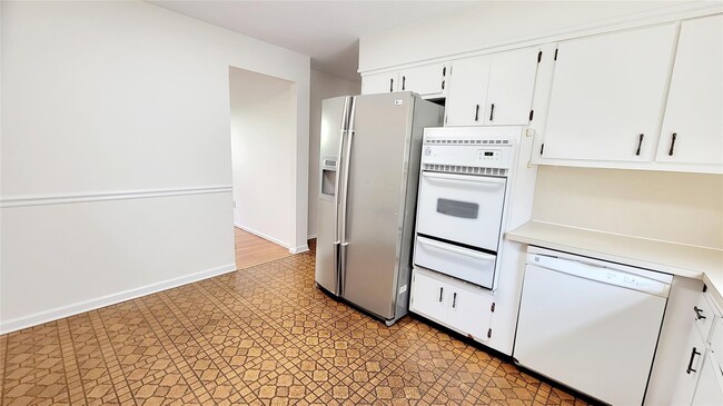 Building Photo - 250 Maple Pl