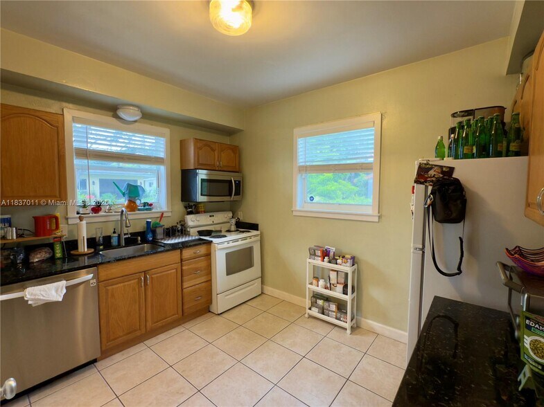 Building Photo - 16 Malaga Ave