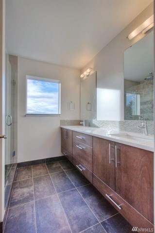 Building Photo - Beautiful 2016 Ballard Townhome 3 Bed 2.5 bath