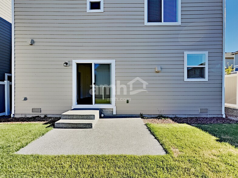 Building Photo - 10626 137th St E