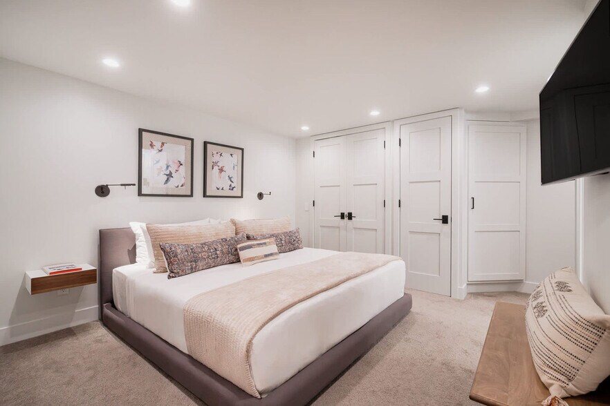 Building Photo - 800 E Hyman Ave