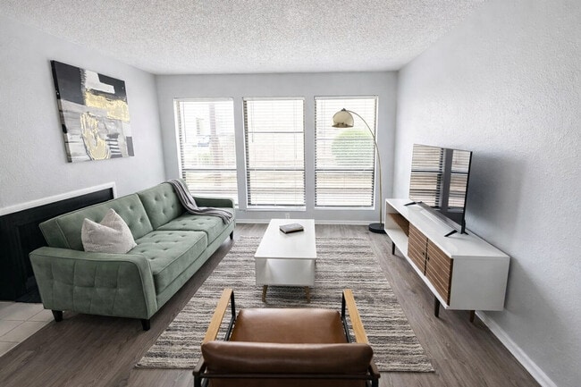 Building Photo - 505 N Rock Rd