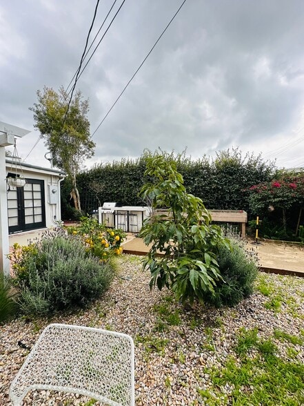 Backyard grill - 4305 Chase Ave