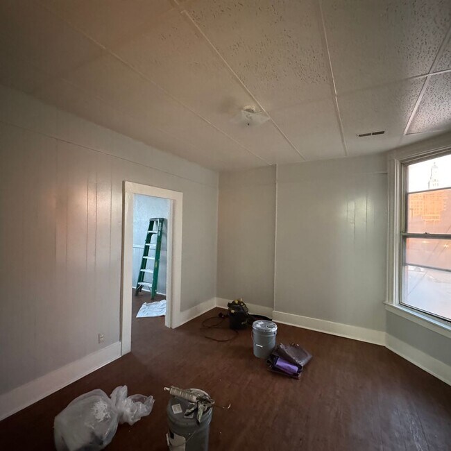 Building Photo - 1 Br small living room and small kitchen