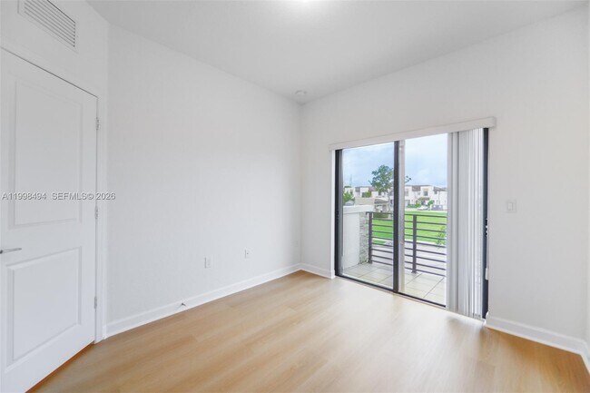 Building Photo - 640 NE 207th St