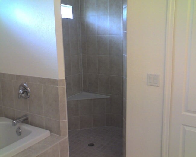 Building Photo - 1512 SE 20th St