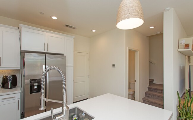 Building Photo - Large Corner-End Townhouse in Oceanside!