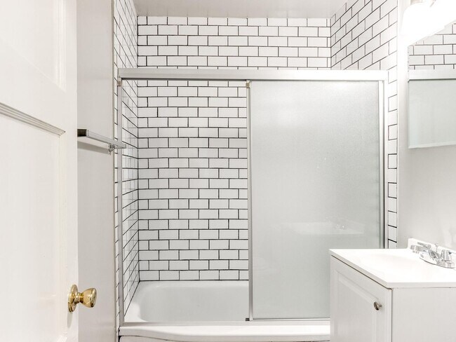 Building Photo - Charming 2 bed 1 bath home with many updates!