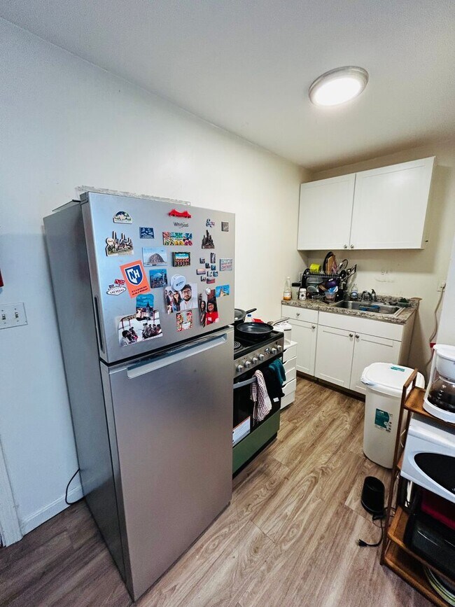 Building Photo - Convenient One Bedroom Apartments Near UNH...