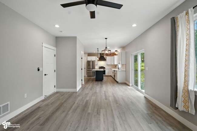 Building Photo - Charming & Updated 4BD/2.5BA!