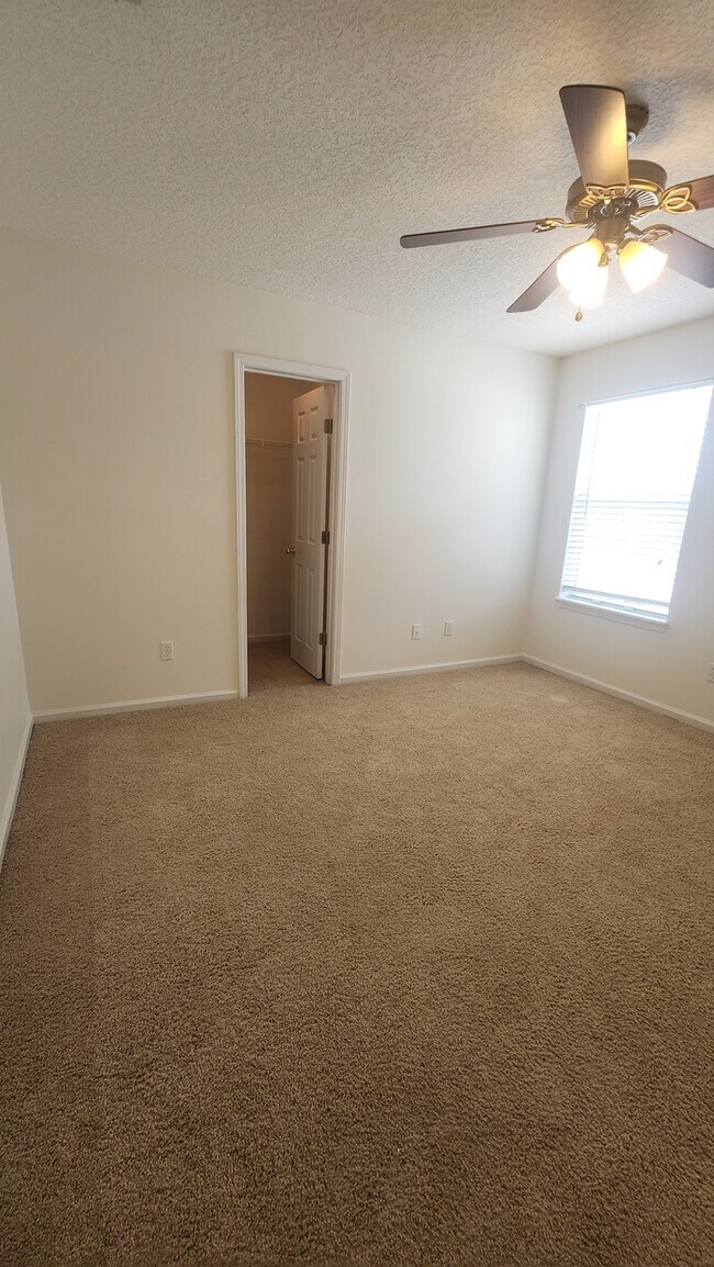 Building Photo - Lovely 2 bedroom move-in ready condo located in The Gables community!