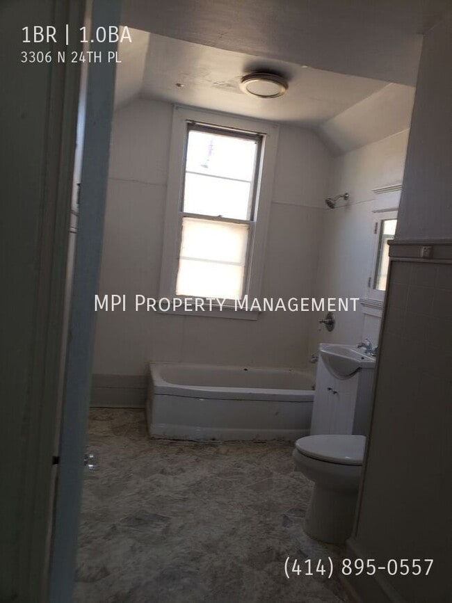 Building Photo - 3306 N 24th Pl