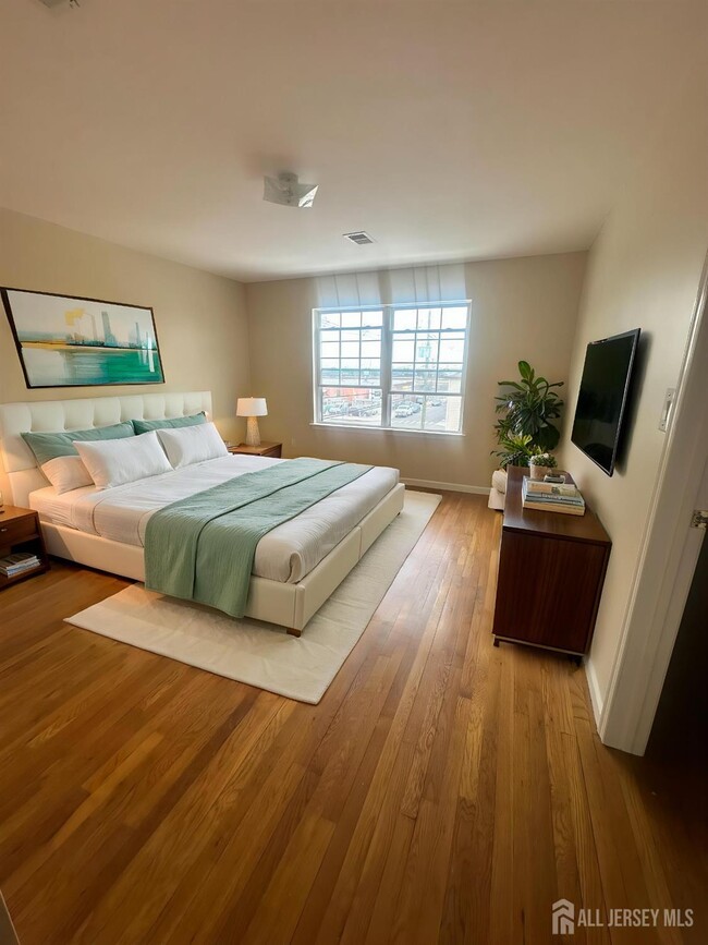 Building Photo - 663 S Park St