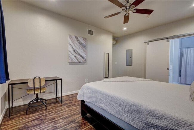 Building Photo - 1 NE 2nd St