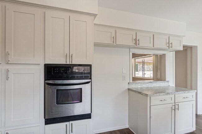Building Photo - 5647 Lymbar Dr