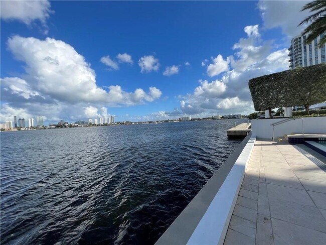 Building Photo - 17301 Biscayne Blvd