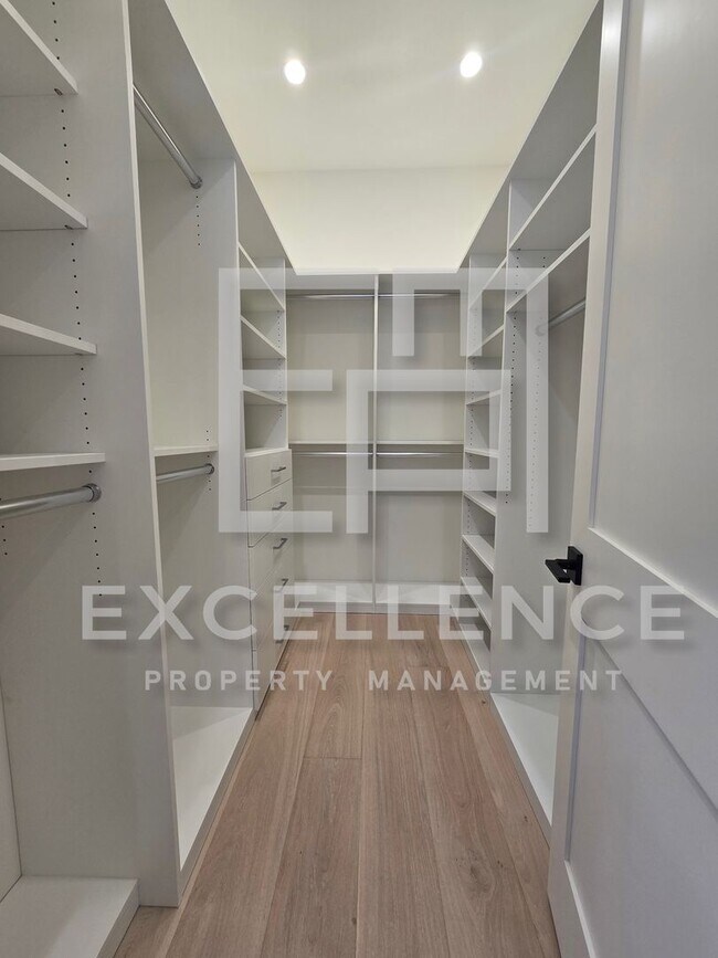 Building Photo - Brand New Build 5/5 Home & 2/2 Cottage - C...
