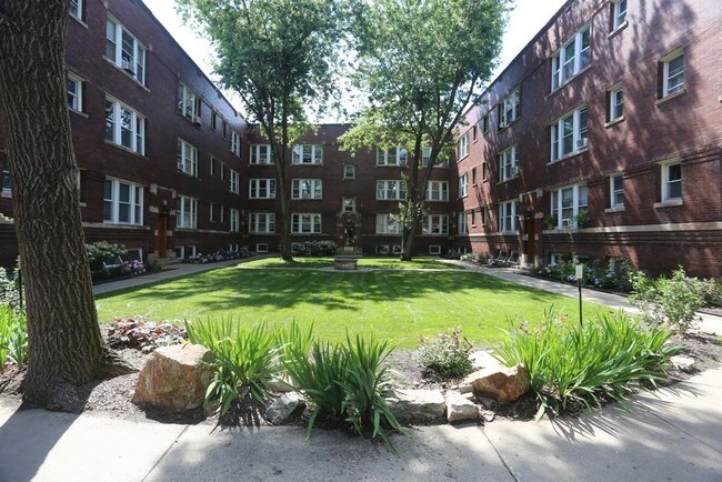 Primary Photo - 4712 N Racine Ave