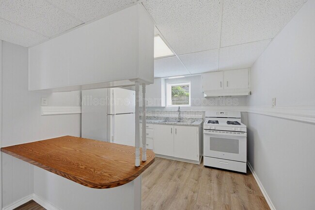 Building Photo - 310 S Barrett Ave